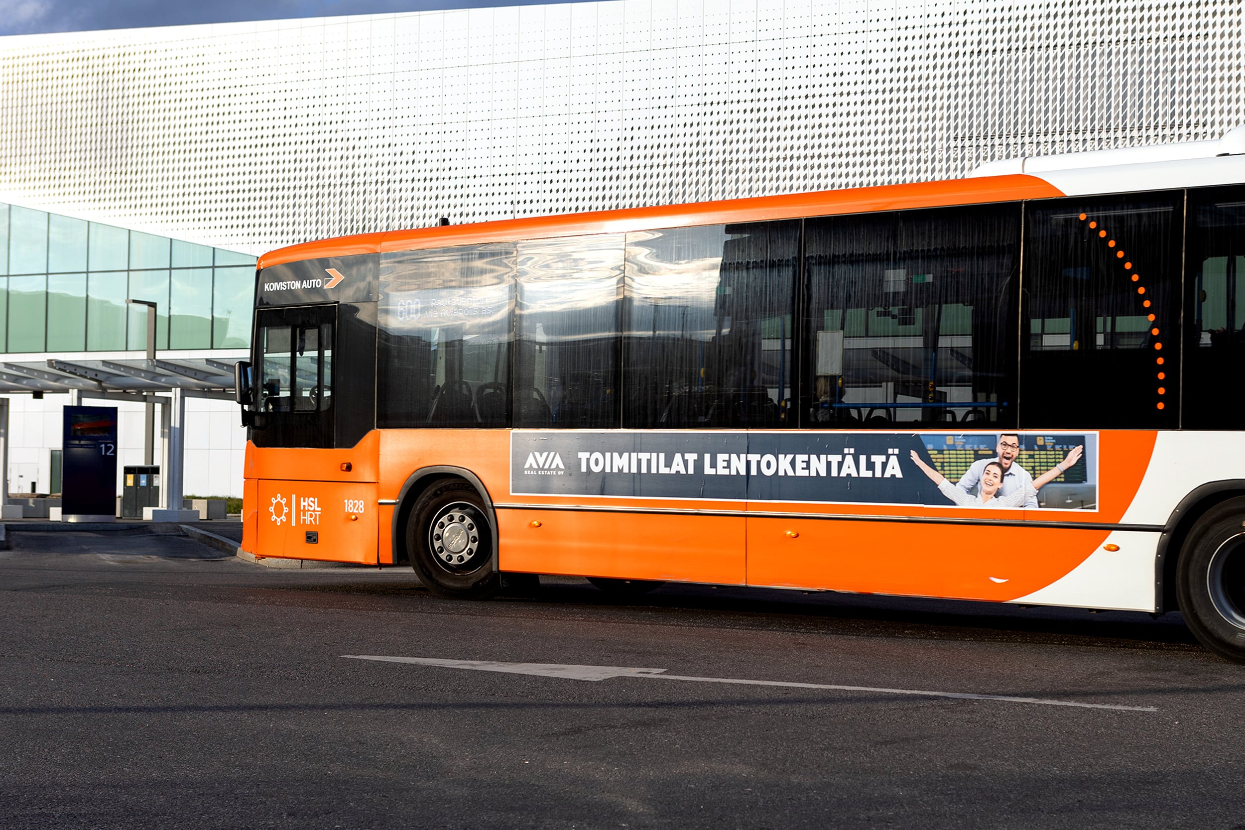 Kampanjaan tehtiin myös ulkomainokset bussinkylkiin.
